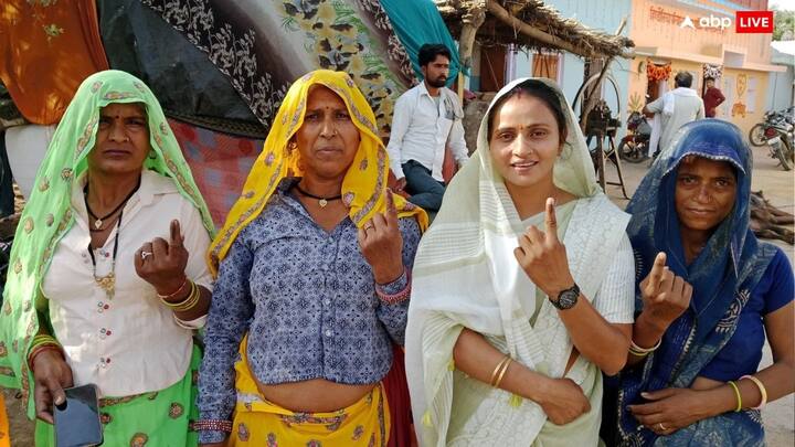 कांग्रेस सांसद संजना जाटव ने कहा कि भरतपुर का विकास ही मेरा प्राथमिकता और जनता की सेवा ही मेरा कर्तव्य है. आज देश की सबसे बड़ी पंचायत संसद में मैंने भरतपुर लोकसभा के सांसद के रूप में शपथ ली. भरतपुर लोकसभा के विकास और जनता की सेवा की जो ज़िम्मेदारी मुझे मिली है मैं उसका पूरी ईमानदारी और निष्ठा से पालन करूंगी.