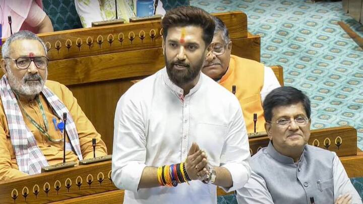 चिराग पासवान ने कहा कि हमलोग चुनाव लड़कर आए हैं. अब सबकी जिम्मेदारी अपने क्षेत्र के मुद्दों को आगे रखने की है. कई बार विपक्ष के जरिए कुछ बातें कही जाती हैं. मैं कहता हूं कि जब आप एक उंगली उठाते हैं, तो बाकी उंगलियां आपकी तरफ उठती हैं.