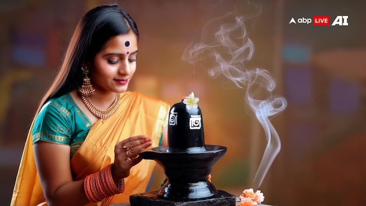 मंगलवार - मंगलवार को शिवलिंग पर शहद चढ़ाएं. मान्यता है इससे विवाह में आ रही बाधाएं दूर होती है, साथ ही मांगलिक दोष खत्म होता है. मंगल कार्य सिद्ध होते हैं.