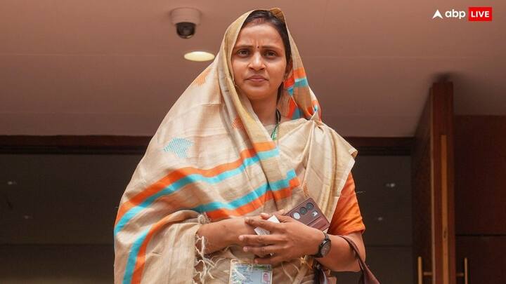 18वीं लोकसभा के पहले सत्र के पहले दिन संसद भवन में कांग्रेस सांसद संजना जाटव ने सदस्य के रूप में शपथ ली. अपने शपथ ग्रहण के दौरान उन्होंने जय जवान, जय किसान और जय संविधान का नारा दिया. साथ ही इस दौरान उन्होंने संविधान का जिक्र भी किया.