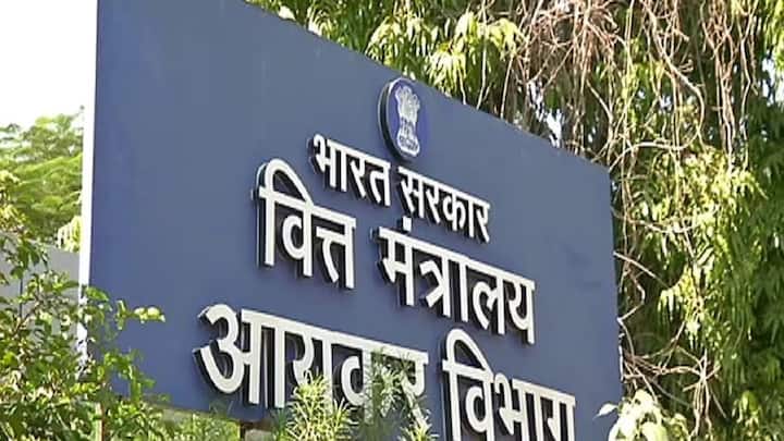 इनकम टैक्स विभाग के नियमों के मुताबिक दो पैन कार्ड नहीं रख सकते. अगर किसी के पास दो पैन कार्ड हैं तो फिर उसको डुप्लीकेट पैन कार्ड सरेंडर करना होता है.
