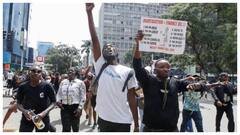 प्रदर्शनकारियों ने इस देश की संसद में लगा दी आग तो भारत सरकार ने जारी कर दी एडवाइजरी, जानें क्या कहा