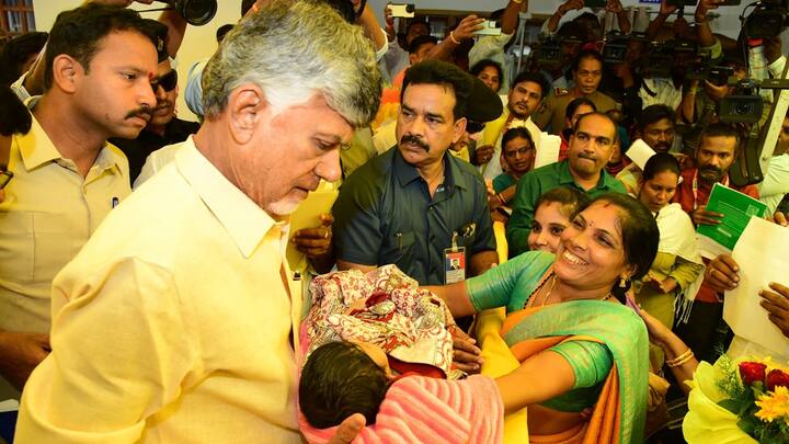 Chandrababu Photos: చంద్రబాబు రెండో రోజు ఆర్ అండ్‌ బీ అతిథి గృహం వద్ద ప్రజల నుంచి వినతులు స్వీకరించారు. అంద‌రి స‌మ‌స్య‌లు పరిష్క‌రిస్తామ‌ని సీఎం హామీ ఇచ్చారు.