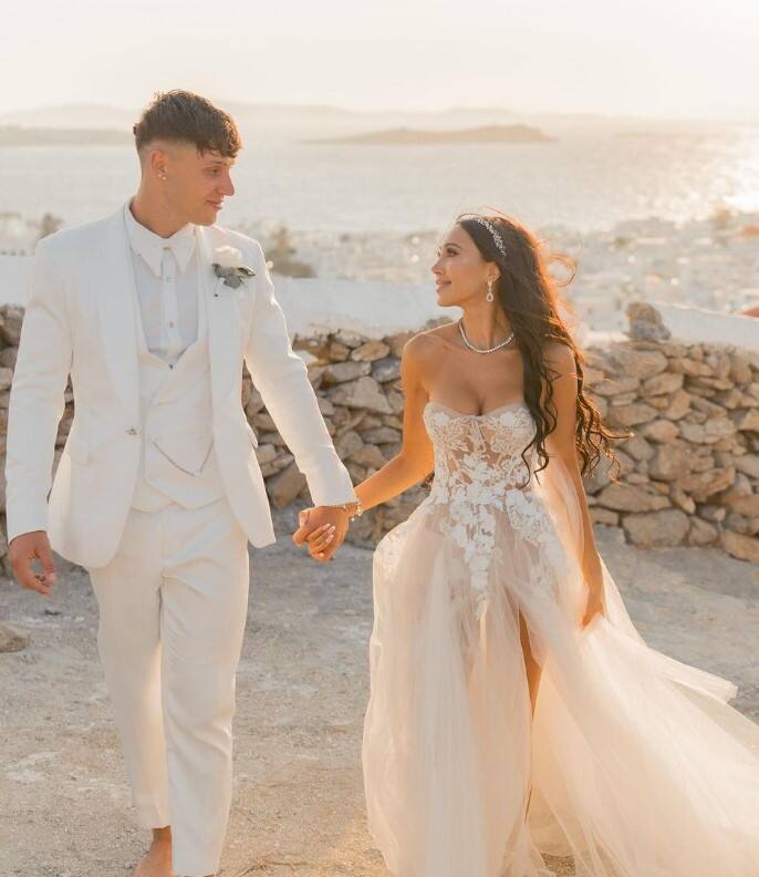 ਸਕਾਰਲੇਟ ਵਾਸ ਮਸ਼ਹੂਰ ਟੀਵੀ ਸ਼ੋਅ 'ਨੇਬਰਜ਼' 'ਚ ਕੰਮ ਕਰ ਚੁੱਕੀ ਹੈ। ਉਹ ਆਸਟ੍ਰੇਲੀਆ 'ਚ ਆਪਣੇ ਕਿਰਦਾਰ 'ਮਿਸ਼ਟੀ ਸ਼ਰਮਾ' ਨਾਲ ਵੀ ਜਾਣੀ ਜਾਂਦੀ ਹੈ ਪਰ ਪਿਛਲੇ ਸਾਲ ਹੀ ਉਸ ਨੇ ਆਪਣੇ ਸੌਤੇਲੇ ਭਰਾ ਨਾਲ ਵਿਆਹ ਕਰਨ ਦੇ ਫੈਸਲੇ ਨਾਲ ਸਭ ਨੂੰ ਹੈਰਾਨ ਕਰ ਦਿੱਤਾ ਸੀ।