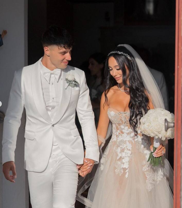 ਭੈਣ ਨੇ ਆਪਣੇ ਭਰਾ ਨਾਲ ਕਰਵਾਇਆ ਵਿਆਹ  ਦਰਅਸਲ, ਸੋਸ਼ਲ ਮੀਡੀਆ ਉੱਪਰ ਅਦਾਕਾਰਾ ਸਕਾਰਲੇਟ ਵਾਸ ਦਾ ਇੱਕ ਵੀਡੀਓ ਅਤੇ ਕਈ ਤਸਵੀਰਾਂ ਵਾਇਰਲ ਹੋ ਰਹੀਆਂ ਹਨ। ਇਨ੍ਹਾਂ ਵਿੱਚ ਹੈਰਾਨ ਕਰ ਵਾਲੀ ਗੱਲ ਇਹ ਹੈ ਕਿ ਵਾਇਰਲ ਵੀਡੀਓ ਵਿੱਚ ਭੈਣ ਅਤੇ ਭਰਾ ਦਾ ਵਿਆਹ ਹੁੰਦੇ ਹੋਏ ਤੁਸੀ ਵੇਖ ਸਕਦੇ ਹੋ। ਜਾਣਕਾਰੀ ਲਈ ਦੱਸ ਦੇਈਏ ਕਿ ਅਦਾਕਾਰਾ ਸਕਾਰਲੇਟ ਨੂੰ ਆਪਣੇ ਸੌਤੇਲੇ ਭਰਾ ਨਾਲ ਪਿਆਰ ਹੋ ਗਿਆ ਅਤੇ ਉਸ ਨੇ ਉਸ ਨਾਲ ਵਿਆਹ ਕਰਵਾ ਲਿਆ।