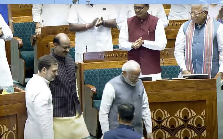पीएम नरेंद्र मोदी और सदन में विपक्ष के नेता राहुल गांधी ने ओम बिरला को बधाई दी
