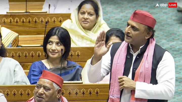 बीजेपी के सांसद ओम बिरला को बुधवार को ध्वनिमत से लोकसभा अध्यक्ष चुन लिया गया. इस दौरान सदन में अखिलेश यादव ने अपने संबोधन में कुछ ऐसा कह दिया कि हाउस में माहौल थोड़ा हल्का हो गया. हालांकि, उन्होंने मुस्कुराहट के साथ बहुत ही गहरी बात बोल दी. अखिलेश यादव ने कहा कि हम सबकी आप सबसे अपेक्षा है कि किसी भी जन प्रतिनिधि की आवाज को दबाया नहीं जाएगा और न ही निष्कासन जैसी कार्रवाई दुबारा न हों.