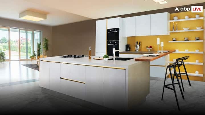 कई महिलाएं बर्तन साफ करते वक्त ज्यादा साबुन इस्तेमाल करती हैं, जो बेहद गलत होता है. दरअसल, इससे बर्तनों पर कई बार साबुन लगा रह जाता है और बर्तनों को दोबारा इस्तेमाल करते वक्त उनमें साबुन की स्मेल आने लगती है.