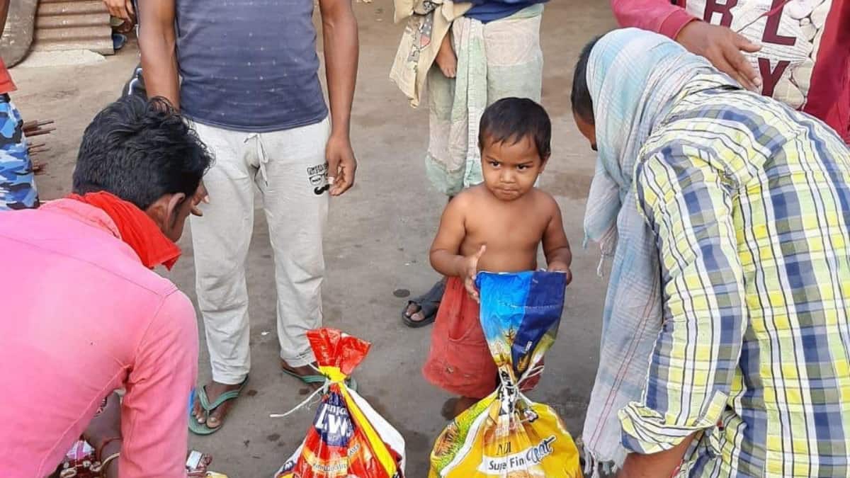 Jharkhand: Woman Official Paraded With Garland Of Slippers For 'Non-Distribution' Of Ration In Dumka