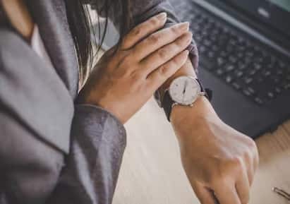 Employees News : বিশ্বের অনেক দেশ আছে যেখানে সপ্তাহে কাজের সময় খুবই কম। সেকারণে সেই দেশের জীবনযাত্রার মান অনেক উন্নত। দেশে কর্মজীবনের সঙ্গে ব্য়ক্তিগত ভারসাম্য বজায় থাকে এই কারণে।