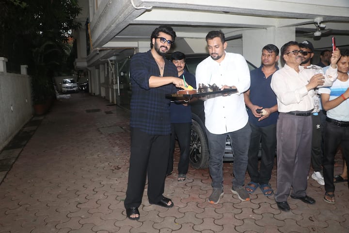 Arjun came out his house to meet and greet paparazzi on Wednesday.