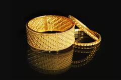 सोनं खातंय भाव! कधीकाळी 63 रुपयांत यायचं एक तोळा सोनं, आज थेट 71 हजारांच्या पुढे