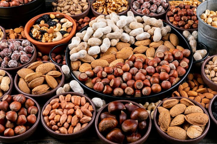 Dry Fruits : ਅਖਰੋਟ ਨੂੰ ਸਾਰੇ ਸੁੱਕੇ ਮੇਵਿਆਂ ਵਿੱਚੋਂ ਸਭ ਤੋਂ ਸ਼ਕਤੀਸ਼ਾਲੀ ਮੰਨਿਆ ਜਾਂਦਾ ਹੈ। ਕਈ ਅਧਿਐਨਾਂ ਵਿੱਚ ਪਾਇਆ ਗਿਆ ਹੈ ਕਿ ਇਸ ਦਾ ਨਿਯਮਤ ਸੇਵਨ ਕਰਨ ਨਾਲ ਦਿਲ ਦੇ ਦੌਰੇ ਦੇ ਖ਼ਤਰੇ ਨੂੰ ਘੱਟ ਕੀਤਾ ਜਾ ਸਕਦਾ ਹੈ।