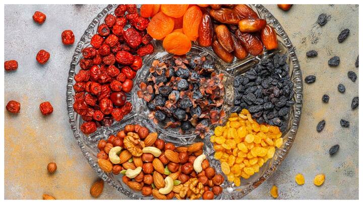 2 से 5 साल के बच्चों को ड्राई फ्रूट्स बहुत कम मात्रा में देना चाहिए. एक दिन में एक बादाम या आधा अखरोट काफी है. रोजाना देने से बचें, हफ्ते में कुछ बार दें. ज्यादा खाने से पेट खराब हो सकता है या एलर्जी हो सकती है. छोटे टुकड़ों में या पीसकर दें.