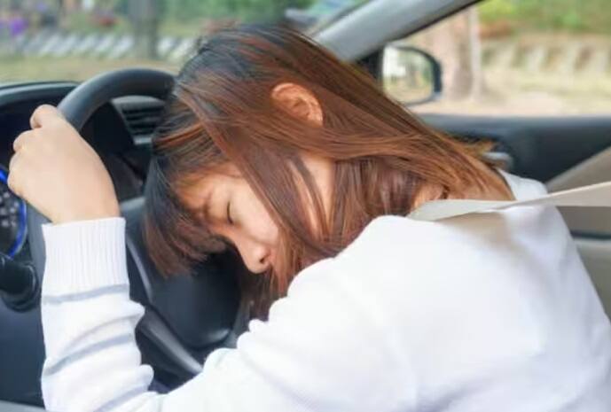 વધુ પડતી અને ઓછી ઊંઘ બંને સ્વાસ્થ્ય માટે જોખમી છે. કેટલાક લોકોને વધુ ઊંઘવાની આદત હોય છે તો કેટલાકને ઓછી ઊંઘવાની આદત હોય છે. કેટલાક લોકો રાત્રે 8 થી 10 કલાકની ઊંઘ લે છે પરંતુ તેમ છતાં તેઓને દિવસ દરમિયાન પણ ઊંઘ આવે છે. આ આદત સારી નથી. ઓવરસ્લીપિંગનું (Oversleeping Effect) કારણ હાયપરસોમનિયા (Hypersomnia) નામની બીમારીથી અસર થઈ શકે છે.