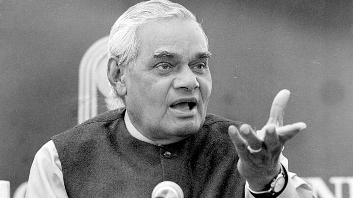 लखनऊ से निर्वाचित हुए बीजेपी के अटल बिहारी वाजपेयी ने 21 जुलाई 1993 से 10 मई 1996 तक, उसके बाद लखनऊ से जीत हासिल कर 1 जून 1996 से 4 दिसंबर 1997 तक   बतौर विपक्षी नेता कार्यरत रहे.