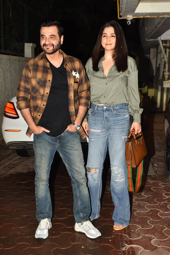 Several celebrities were seen at the celebration, including Maheep Kapoor, Janhvi Kapoor, Aditya Roy Kapur, and Varun Dhawan.