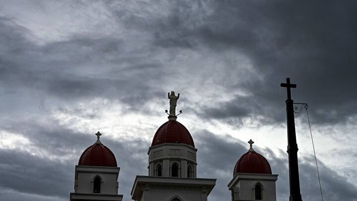 দক্ষিণবঙ্গে ইতিমধ্যেই বর্ষা প্রবেশ করেছে। যদিও এখনও যায়নি গুমোট গরম। আর্দ্রতা থেকে মুক্তি মেলেনি কলকাতা-সহ দক্ষিণবঙ্গবাসীর।