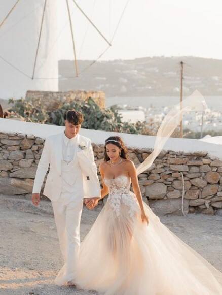 ਇਸ ਵੀਡੀਓ ਨੂੰ 2 ਲੱਖ 65 ਹਜ਼ਾਰ ਤੋਂ ਵੱਧ ਲੋਕਾਂ ਨੇ ਲਾਈਕ ਕੀਤਾ ਹੈ, ਜਦੋਂ ਕਿ ਇਸ ਨੂੰ ਹਜ਼ਾਰਾਂ ਲੋਕ ਸ਼ੇਅਰ ਕਰ ਚੁੱਕੇ ਹਨ। ਇਕ ਮਹਿਲਾ ਯੂਜ਼ਰ ਨੇ ਲਿਖਿਆ ਕਿ ਦੋਵਾਂ ਵਿਚਾਲੇ ਖੂਨ ਦਾ ਰਿਸ਼ਤਾ ਹੈ, ਅਜਿਹੇ 'ਚ ਉਨ੍ਹਾਂ ਦਾ ਵਿਆਹ ਕਰਵਾਉਣ ਦਾ ਫ਼ੈਸਲਾ ਕੋਈ ਵੱਡੀ ਗੱਲ ਨਹੀਂ ਹੈ।