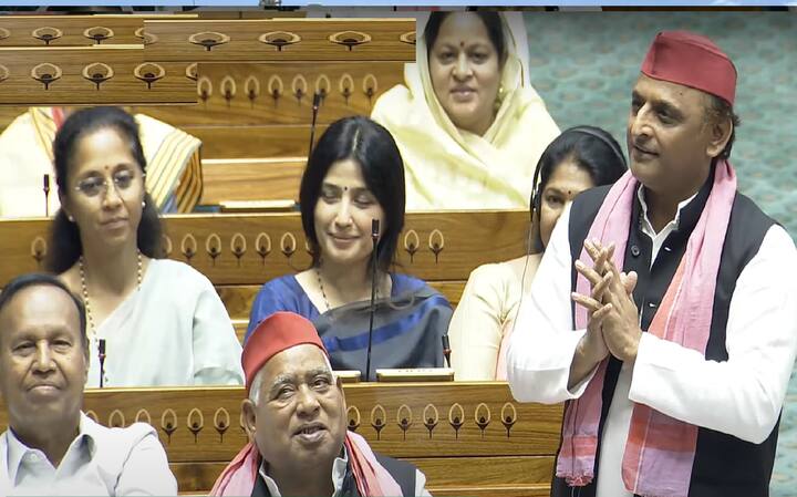 सपा प्रमुख अखिलेश यादव ने कहा- उम्मीद है कि विपक्ष की आवाज नहीं दबाई जाएगी. न ही निष्कासन जैसी कार्रवाई की जाएगी. आपका अंकुश विपक्ष पर तो रहता है, सत्ता पर भी रहे. आपके इशारे पर सदन चलता है, इसका उल्टा न हो.