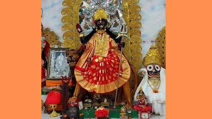 কিন্তু সে-কথা একদিন জানাজানি হয়ে যায়।  রানি জানতে পেরে যান।  তাঁকে জিগ্যেস করেন। কিন্তু সেই সখী অস্বীকার করেন। পরে সত্যিই জানতে পারেন সখীর কাছে গোমাংস থাকে।