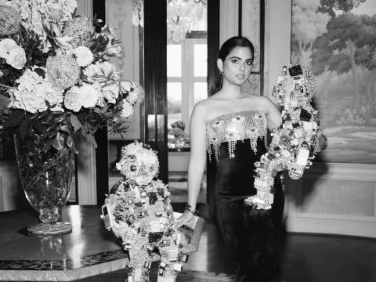 Isha Ambani: ईशा अंबानी ने हाथ में क्यों पकड़े थे जुड़वा रोबोट, वजह जानकर हैरान रह जाएंगे आप