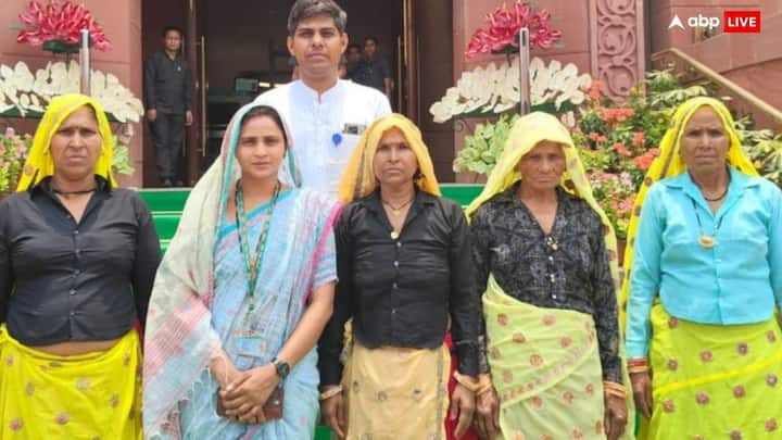 संसद में शपथ लेने के बाद संजना जाटव ने लिखते हुए कहा कि मैं अपने परिवार के साथ दिल्ली पहुंची. संसद की सीढ़ी तक पहुंचाने और मेरी सफलता में अहम योगदान निभाने वाली मेरी मां, सासु मां, बड़ी सासु मां, छोटी सासु मां का आशीर्वाद लेकर संसद में प्रवेश किया. उनका स्नेह, समर्थन, और आशीर्वाद ही मेरी प्रेरणा का स्रोत है.