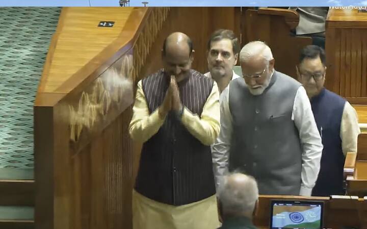 इस दौरान दोनों नेताओं ने हाथ मिलाकर अभिवादन किया और ओम बिरला को उनकी सीट तक छोड़ने गए