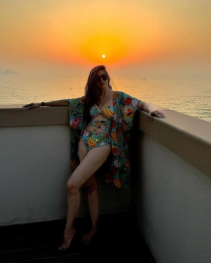 లక్ష్మీరాయ్.. ఈ పేరు ఎక్కడో విన్నట్టుంది అనుకుంటున్నారా? ఫొటోను సరిగ్గా చూడండి. ఎక్కడో చూసినట్లు కూడా ఉంటుంది. అప్పుడప్పుడు తమిళ డబ్బింగ్ సినిమాలతో మెరుపుతీగలా వచ్చి పోతుందే.. ఆమే, ఈమె. - Raai Laxmi/Instagram