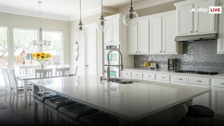 अगर आप भी बर्तन धोने के लिए गरम पानी इस्तेमाल करती हैं तो इस आदत को तुरंत बदल लीजिए. दरअसल, गरम पानी से बर्तनों की चिकनाई तो साफ हो जाती है, लेकिन इससे आपके हाथों की स्किन खराब हो सकती है.