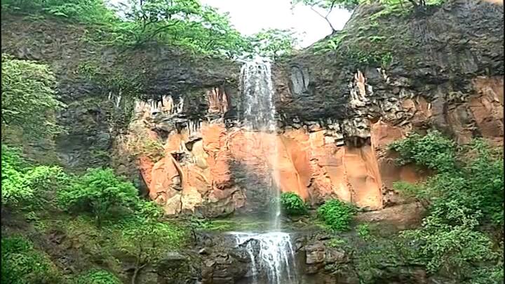 कोल्हापूर शहरापासून 55 ते 60 किलोमीटर अंतरावर हा राऊतवाडी धबधबा असून कोल्हापूरहून - वाडीपीर-हळदी-राशिवडे-कसबा तारळे-सावरधाण-राऊतवाडी अशा मार्गाने येथे जाता येते.