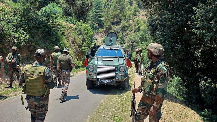 Encounter in jammu Kashmir poonch security forces cordon area जम्मू कश्मीर: पुंछ में सुरक्षाबलों और आतंकियों के बीच एनकाउंटर, जवानों ने पूरे इलाके को घेरा