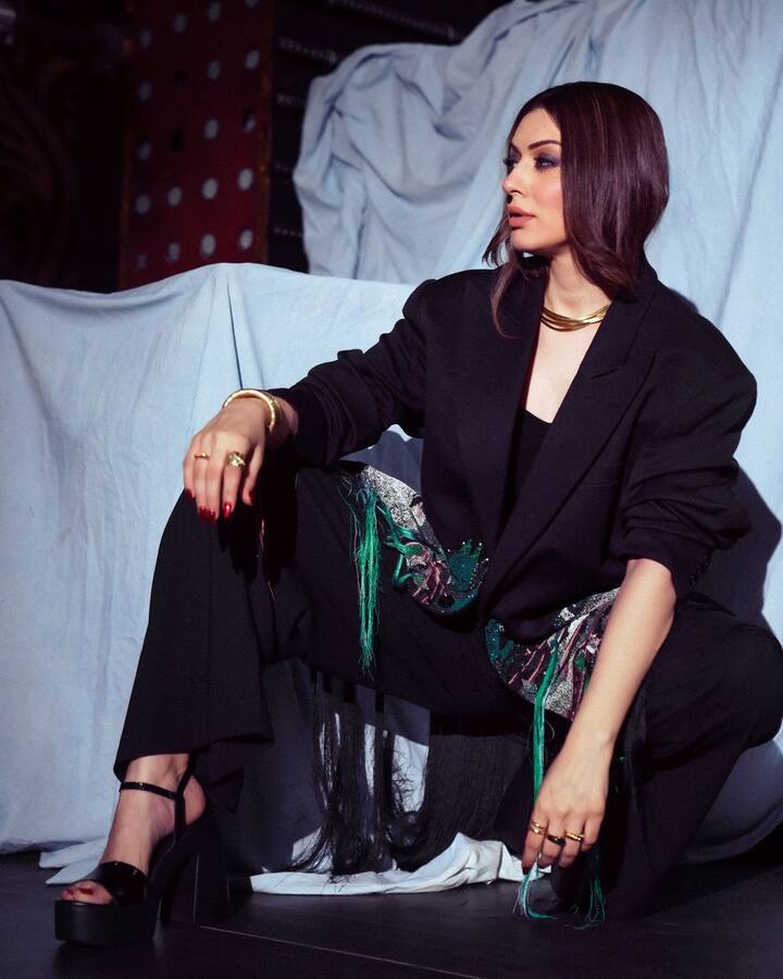 దేశముదురు సినిమాతో తెలుగులో  కెరీర్ ప్రారంభించిన హన్సిక స్టార్ హీరోయిన్ గా వెలిగింది. టాలీవుడ్ తో పాటూ కోలీవుడ్ లోనూ వరుస మూవీస్ లో నటించింది. ప్రస్తుతానికి హన్సిక చేతిలో భారీ ప్రాజెక్టులు లేకపోయినా కెరీర్లో బిజీగానే ఉంది...  సోషల్ మీడియాలో యాక్టివ్ గా ఉండే యాపిల్ బ్యూటీ లేటెస్ట్ గా షేర్ చేసిన ఫొటోస్ ఇవి...