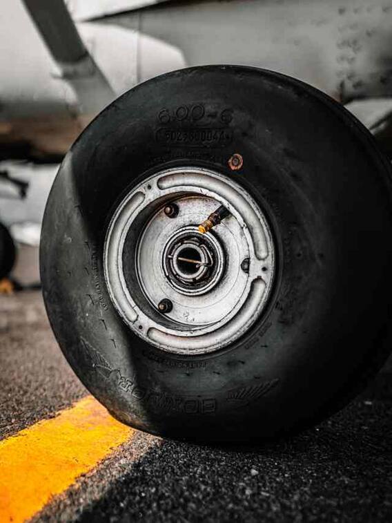 प्लेन के टायर में कितनी हवा भरी जाती है