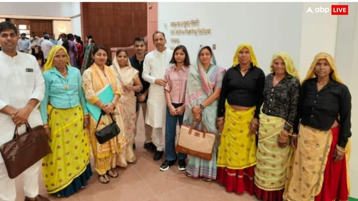 कांग्रेस सांसद संजना जाटव कहती हैं कि इस नए सफर की शुरुआत के साथ, मैं अपने कर्तव्यों और जिम्मेदारियों के प्रति समर्पित हूं और संकल्प लेती हूं कि मुझे अपने भरतपुर लोकसभा क्षेत्र के विकास और जनता की भलाई के लिए काम करने का जो अवसर मिला है, मैं इस जिम्मेदारी को पूरी निष्ठा और ईमानदारी से निभाऊंगी.