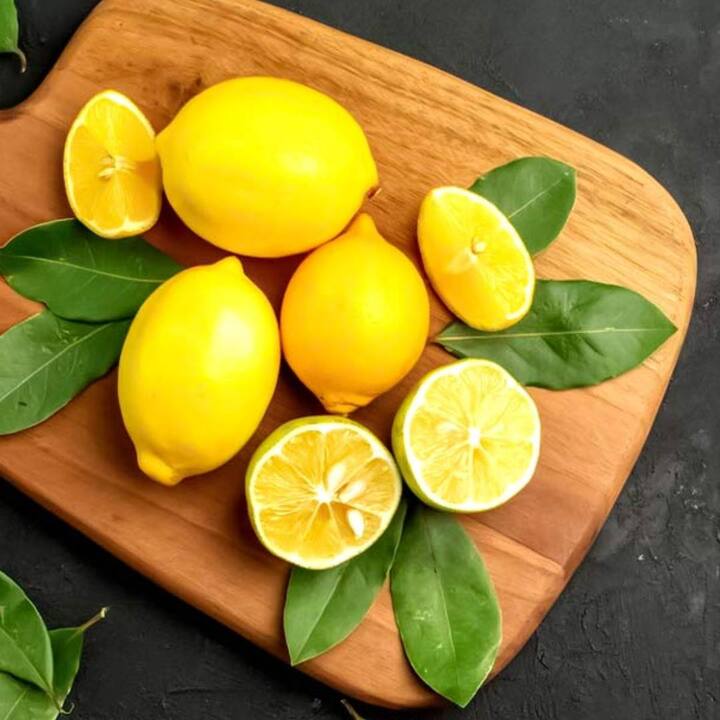 ਗਰਮੀਆਂ ਦੇ ਦਿਨਾਂ ਵਿੱਚ ਨਿੰਬੂ ਦੀ ਤਾਜ਼ੀ ਖੁਸ਼ਬੂ ਤਾਜ਼ਗੀ ਦਾ ਅਹਿਸਾਸ ਕਰਵਾਉਂਦੀ ਹੈ। ਘਰ ਨੂੰ ਮੋਪ ਕਰਨ ਲਈ ਨਿੰਬੂ ਦੇ ਛਿਲਕਿਆਂ ਨੂੰ ਪਾਣੀ ਵਿਚ ਪਾ ਕੇ ਉਬਾਲੋ। ਜੇਕਰ ਤੁਸੀਂ ਇਸ ਪਾਣੀ ਨਾਲ ਘਰ ਵਿੱਚ ਪੋਚਾ ਲਗਾਉਂਦੇ ਹੋ, ਤਾਂ ਫਰਸ਼ ਤੋਂ ਗੰਦਗੀ ਅਤੇ ਕੀਟਾਣੂ ਚੰਗੀ ਤਰ੍ਹਾਂ ਸਾਫ਼ ਹੋ ਜਾਣਗੇ ਅਤੇ ਤਾਜ਼ਾ ਖੁਸ਼ਬੂ ਵੀ ਆਵੇਗੀ।