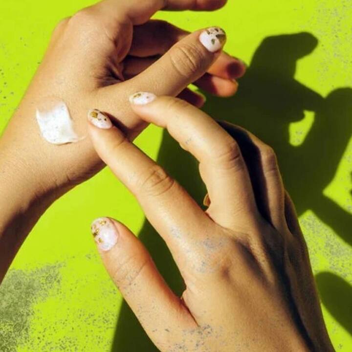 ਇਹ ਯਕੀਨੀ ਬਣਾਉਣ ਲਈ ਇੱਕ ਪੈਚ ਟੈਸਟ ਕਰਨਾ ਮਹੱਤਵਪੂਰਨ ਹੈ ਕਿ ਤੁਹਾਡੀ ਚਮੜੀ ਨੂੰ ਕਿਸੇ ਵੀ ਸਮੱਗਰੀ ਜਾਂ ਉਤਪਾਦ ਤੋਂ ਐਲਰਜੀ ਨਹੀਂ ਹੋਵੇਗੀ। ਪੈਚ ਟੈਸਟਿੰਗ ਬਹੁਤ ਸਧਾਰਨ ਹੈ. ਤੁਸੀਂ ਜੋ ਵੀ ਉਤਪਾਦ ਜਾਂ ਸਮੱਗਰੀ ਨੂੰ ਚਿਹਰੇ 'ਤੇ ਲਗਾਉਣ ਜਾ ਰਹੇ ਹੋ, ਉਸ ਨੂੰ ਥੋੜਾ ਜਿਹਾ ਲੈ ਕੇ ਕੰਨ ਦੇ ਪਿੱਛੇ ਜਾਂ ਕੂਹਣੀ ਦੇ ਅੰਦਰਲੇ ਪਾਸੇ ਵਰਗੀਆਂ ਥਾਵਾਂ 'ਤੇ ਲਗਾਓ ਅਤੇ ਕੁਝ ਦੇਰ ਲਈ ਛੱਡ ਦਿਓ ਅਤੇ ਬਾਅਦ ਵਿਚ ਇਸਦਾ ਪ੍ਰਤੀਕਰਮ ਦੇਖਿਆ ਜਾਂਦਾ ਹੈ। ਫਿਲਹਾਲ ਆਓ ਜਾਣਦੇ ਹਾਂ ਕਿ ਕਿਹੜੀਆਂ ਚੀਜ਼ਾਂ ਨੂੰ ਚਮੜੀ 'ਤੇ ਲਗਾਉਣ ਤੋਂ ਪਹਿਲਾਂ ਉਨ੍ਹਾਂ ਦਾ ਪੈਚ ਟੈਸਟ ਕਰਨਾ ਚਾਹੀਦਾ ਹੈ।