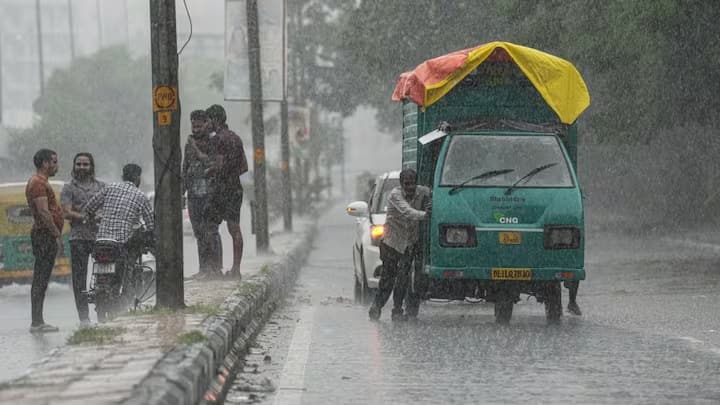 आईएमडी ने बुधवार को दिल्ली, गुरुग्राम और फरीदाबाद के लिए येलो अलर्ट जारी किया है।