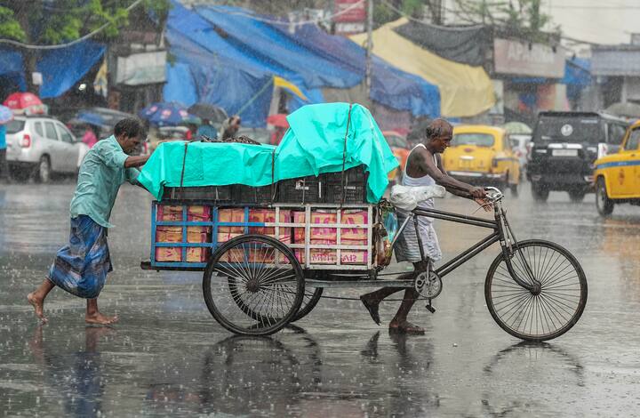বর্ষা নাকি শুধুই আসছে। কবে আসবে সাধারণ মানুষ তা জানে না! গরম কমছে না! কষ্টও কমছে না!এখন কবে আসবে বর্ষা, অপেক্ষায় দক্ষিণবঙ্গবাসী।