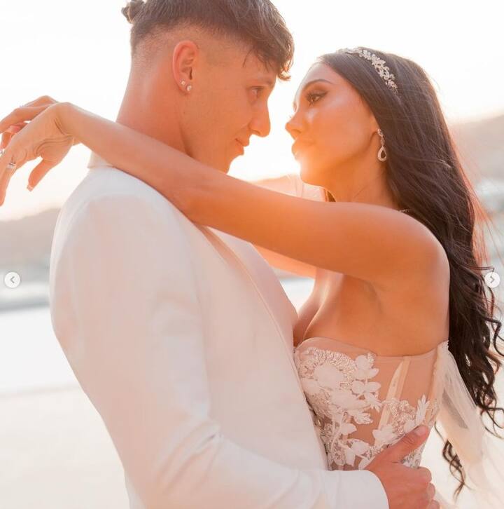 ਮਸ਼ਹੂਰ ਅਦਾਕਾਰਾ ਸਕਾਰਲੇਟ   ਦੱਸ ਦਈਏ ਕਿ ਲੜਕੇ ਦਾ ਨਾ ਤਾਯੋ ਰਿੱਕੀ ਹੈ ਅਤੇ ਉਸ ਦੀ ਮਤਰੇਈ ਭੈਣ ਦਾ ਨਾ ਸਕਾਰਲੇਟ ਵਾਸ ਹੈ। ਵਿਆਹ ਤੋਂ ਬਾਅਦ ਦੋਵਾਂ ਨੇ ਡਾਂਸ ਕਰਦੇ ਹੋਏ ਇੱਕ ਵੀਡੀਓ ਸ਼ੇਅਰ ਕੀਤਾ ਹੈ, ਸਕਾਰਲੇਟ ਅਤੇ ਟੇਯੋ ਆਸਟ੍ਰੇਲੀਆ ਦੇ ਰਹਿਣ ਵਾਲੇ ਹਨ।