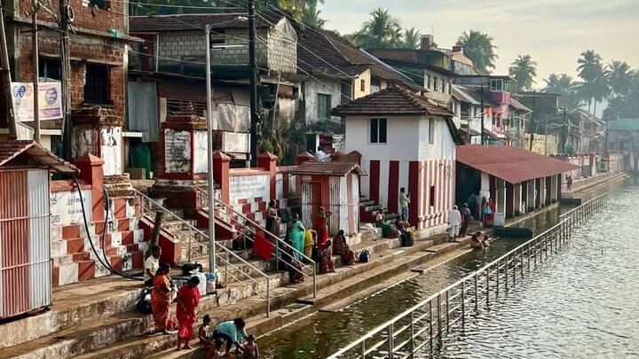 Gokarna: Gokarna, actually known for being the best alternative to Goa, is a place to visit once in a lifetime, especially during the rains! The scenery is a blessing to the eyes, and the beaches are cleaner and quieter. It's the perfect place to relax on the beach without the crowds usually found in Goa. For those who love adventure and peace at the same time, the monsoon is the best time to visit! Visitors can enjoy leisurely walks, explore hidden coves, and do a lot more! The rain also brings a fresh atmosphere to the city; local markets and temples can be explored without the usual tourist rush. Gokarna also offers excellent trekking opportunities, with trails taking one through the prettiest green hills to beautiful viewpoints and sheltered beaches. The local cuisine is another highlight, with many seafood and traditional dishes. (Image source: Instagram/timewhitephoto)