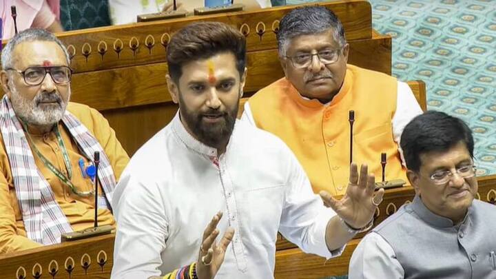 वहीं, खुद को प्रधानमंत्री नरेंद्र मोदी के हनुमान बताने वाले चिराग पासवान ने यूपी के दोनों लड़कों को अपने संबोधन में निशाने पर लिया. चिराग ने दोनों नेताओं का नाम लिए बगैर कहा कि आप लोग सत्ता पक्ष से उम्मीद करते हैं कि हम बेहतर आचरण करें, लेकिन आपको भी ऐसा ही आचरण दिखाना होगा.