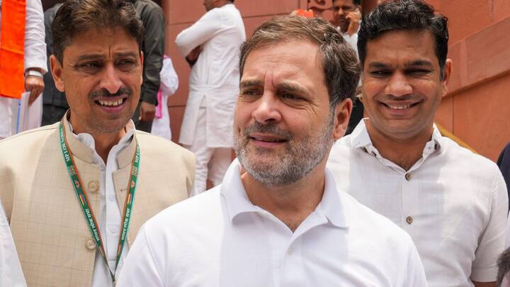 उन्होंने कहा कि सीटों को लेकर शीर्ष स्तर पर दोनों पार्टियों के नेताओं की बातचीत चल रही है. लोकसभा की तरह उपचुनाव में 'इंडिया' ब्लॉक भाजपा को हराने जा रहा है.
