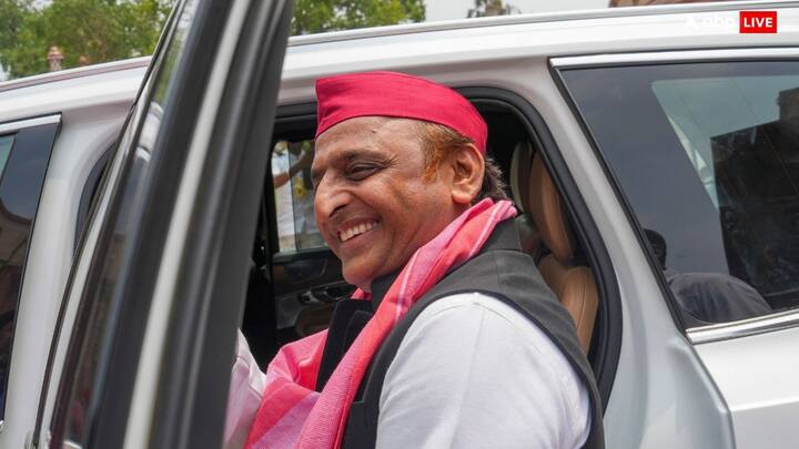 स्पीकर के निर्वाचन के बाद अखिलेश ने उनसे अपील की है कि उनका अंकुश सिर्फ विपक्ष नहीं सत्ता पक्ष पर भी हो. संसद के पुराने अनुभवों का जिक्र करते हुए अखिलेश ने कहा कि सदस्यों के निष्कासन से सदन की गरिमा को ठेस न पहुंचे.