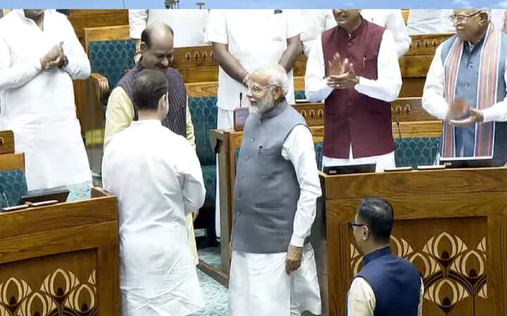आज संसद में लोकसभा स्पीकर ओम बिरला को चुना गया. इस दौरान एक दुर्लभ नजारा देखने को मिला.