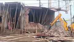 Bharatpur: 200 साल पुराने मंदिर के अवैध निर्माण पर चला प्रशासन का बुलडोजर, लोगों ने प्रदर्शन कर जाम किया रोड