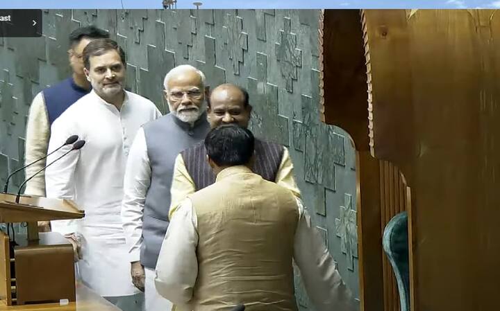प्रधानमंत्री नरेंद्र मोदी उन्हें उनकी सीट तक ले गए और हाथ मिलाकर शुभकामनाएं दीं