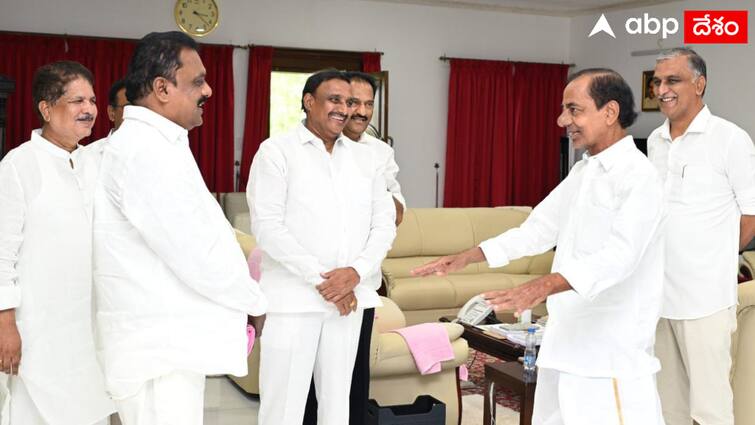 Pocharam Srinivas Reddys switch-over wont have any impact on BRS says KCR KCR Met BRS Leaders: వైఎస్సార్ హయాంలో ఎన్నో జరిగినా భయపడలేదు, కొందరు పార్టీ మారితే నష్టం లేదు: కేసీఆర్