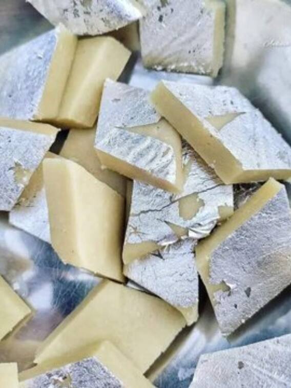 मिठाई पर लगने वाली चांदी कैसे बनती है?