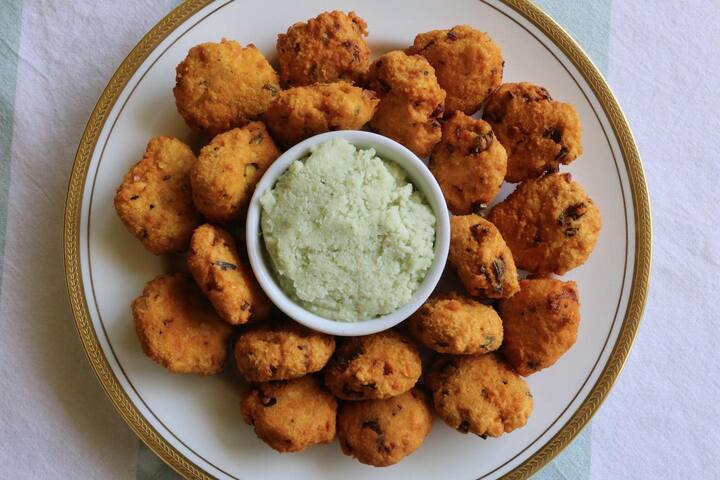 Suji Vada Recipe: ਜ਼ਿਆਦਾਤਰ ਲੋਕ ਅਜਿਹੀ ਰੈਸਿਪੀ ਦੀ ਭਾਲ ਵਿਚ ਹੁੰਦੇ ਹਨ ਜਿਸ ਨੂੰ ਘੱਟ ਸਮੇਂ ਵਿਚ ਜ਼ਿਆਦਾ ਸੁਆਦੀ ਬਣਾਇਆ ਜਾ ਸਕੇ। ਤੁਸੀਂ ਸੂਜੀ ਵਾਲਾ ਵਡਾ ਬਣਾ ਕੇ ਦੇਖ ਸਕਦੇ ਹੋ। ਤੁਸੀਂ ਇਸਨੂੰ ਸ਼ਾਮ ਦੇ ਸਨੈਕਸ ਵਿੱਚ ਖਾ ਸਕਦੇ ਹੋ।